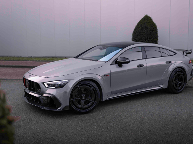 Серебристый автомобиль Brabus Rocket 1000 2024 года