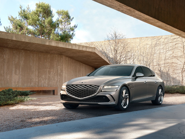 Серебристый автомобиль Genesis G80 AWD