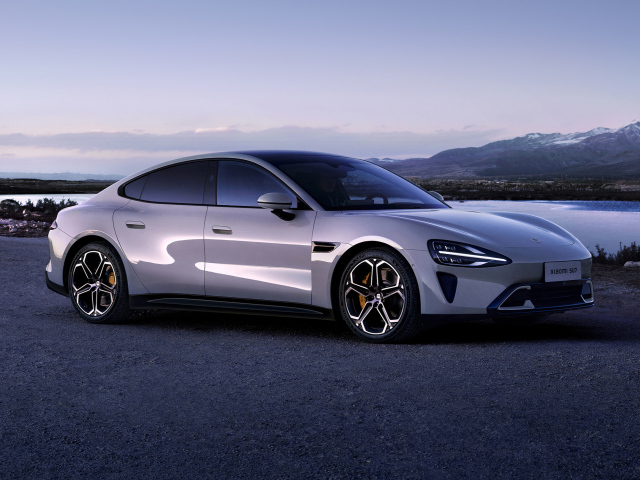 Серебристый автомобиль Xiaomi SU7 2024 года