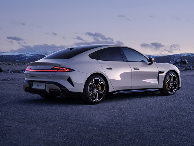 Автомобиль Xiaomi SU7 2024 года вид сзади