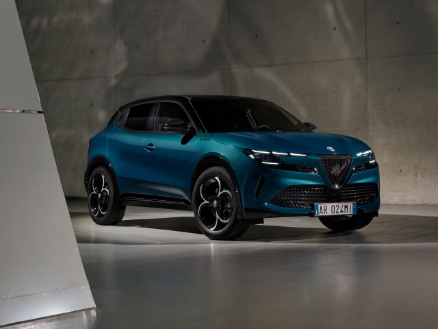 Автомобиль Alfa Romeo Milano Ibrida 2024 года