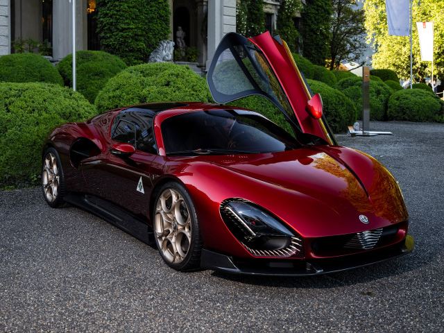 Бордовый автомобиль Alfa Romeo 33 Stradale
