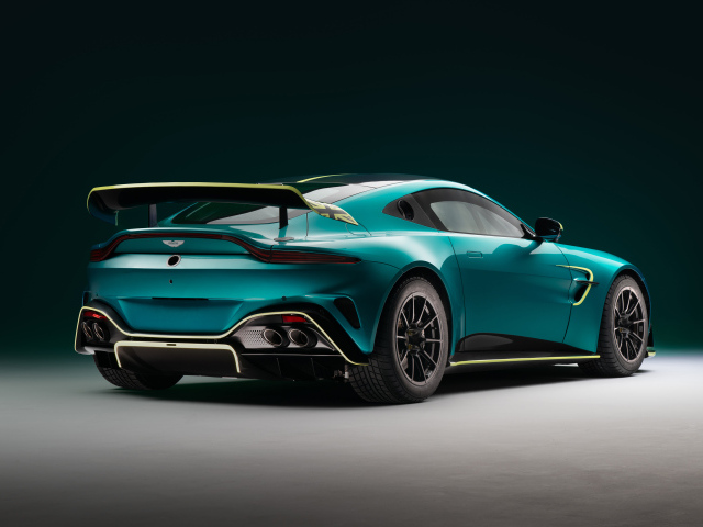 Вид сзади на автомобиль Aston Martin Vantage GT4 2024 года