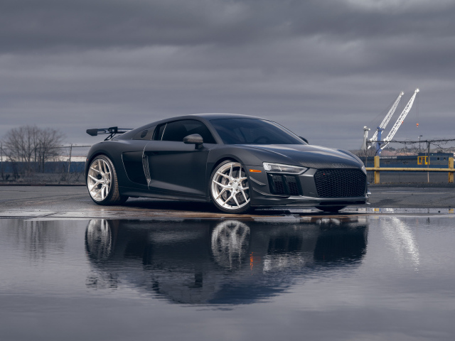 Автомобиль Audi R8 Velgen Wheels у воды