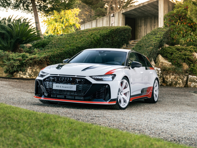 Автомобиль Audi RS 6 Avant GT 2024 года у дома