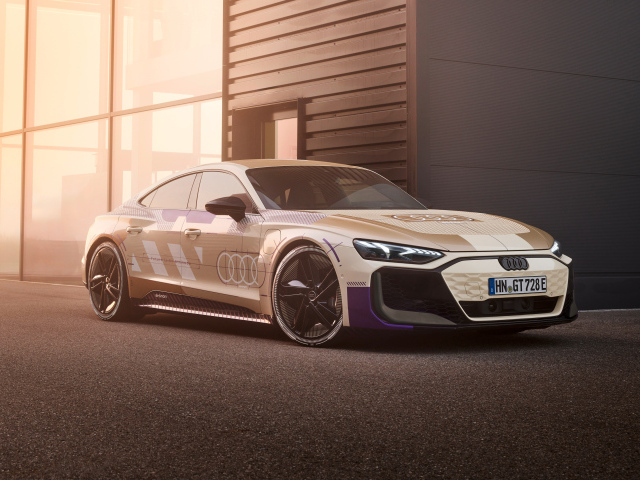 Автомобиль Audi RS E-Tron GT Prototype  у здания