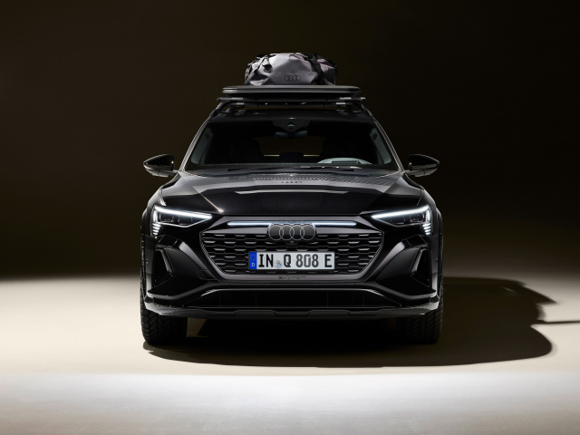 Вид спереди на автомобиль Audi Q8 E-Tron Edition Dakar 2024 года