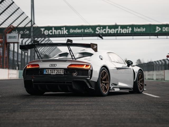 Вид сзади на автомобиль ABT Sportsline XGT Audi R8 LMS GT2