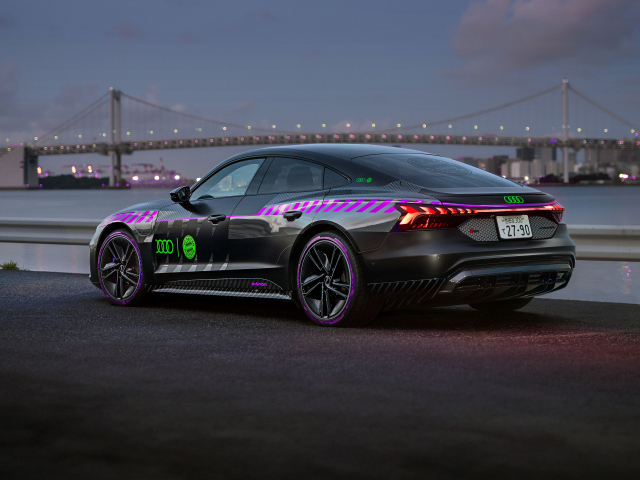 Вид сзади на автомобиль Audi RS E-Tron GT FC Bayern Concept