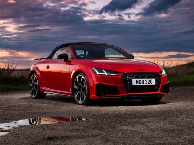 Красный автомобиль Audi TTS Final Edition Roadster 2023 года на фоне неба