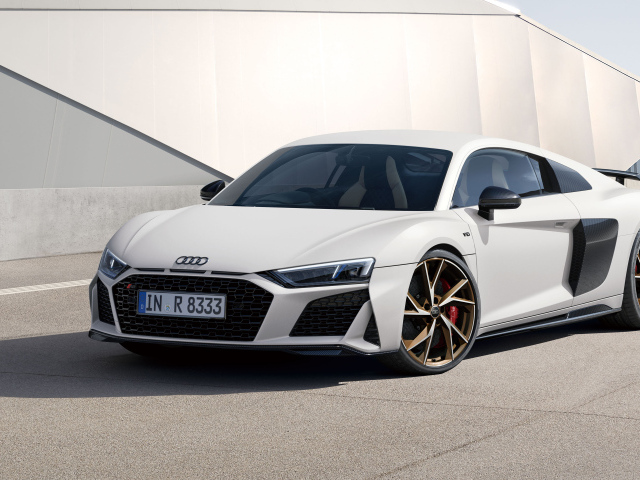 Белый автомобиль Audi R8 V10