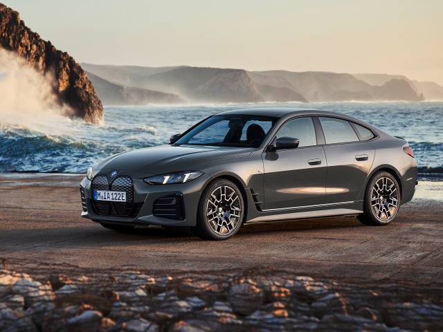 Автомобиль BMW I4 EDrive40 M Sport 2024 года у моря