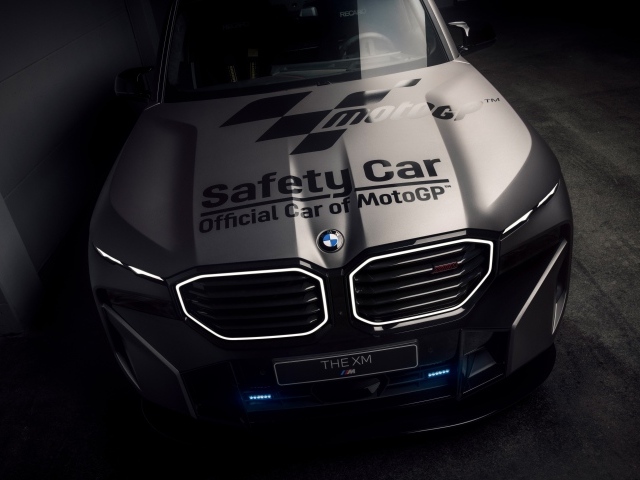 Автомобиль BMW XM Label Red MotoGP Safety Car 2024 года