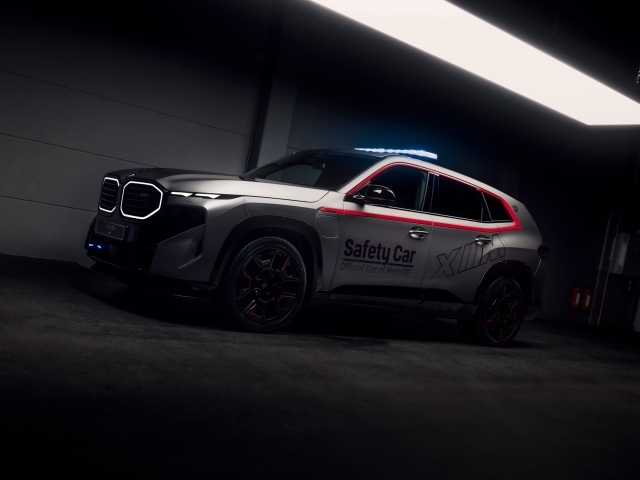 Внедорожник BMW XM Label Red MotoGP Safety Car 2024 года в здании