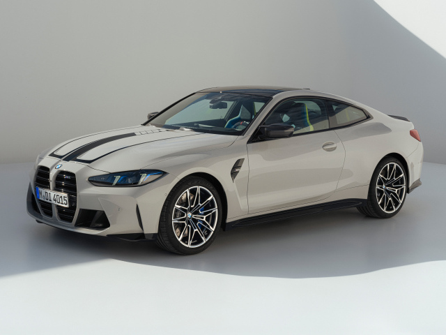 Автомобиль BMW M4 2024 года на сером фоне