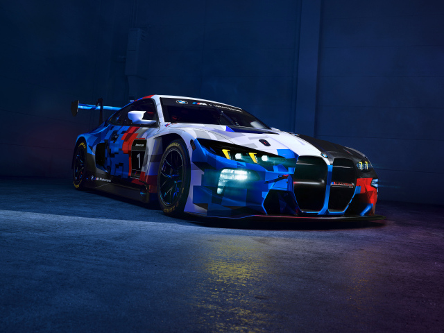 Автомобиль BMW M4 GT3 EVO с включенными фарами