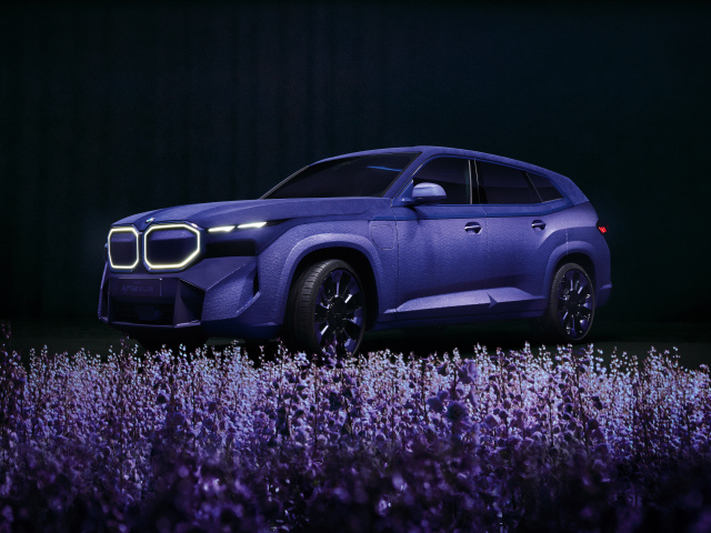 Красивый лавандовый автомобиль BMW XM Mystique Allure
