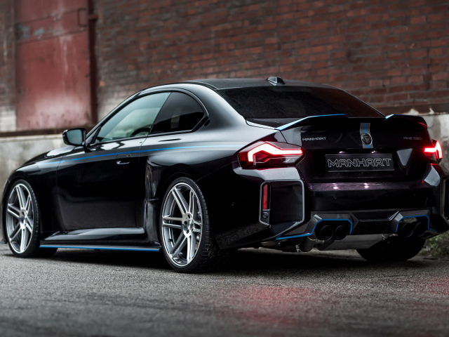 Черный автомобиль BMW M2 Manhart MH2 560 вид сзади
