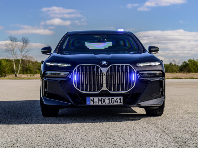 Вид спереди на черный автомобиль BMW I7 XDrive60 Protection 2024 года