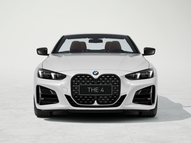 Вид спереди на автомобиль  BMW 430i Cabrio M Sport 2024 года