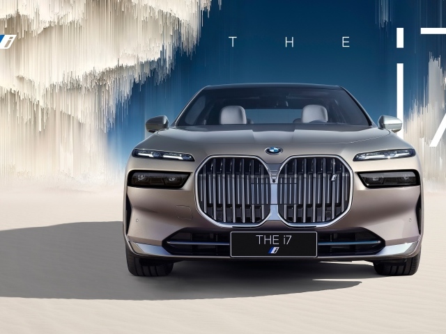 Вид спереди на электрокар BMW I7