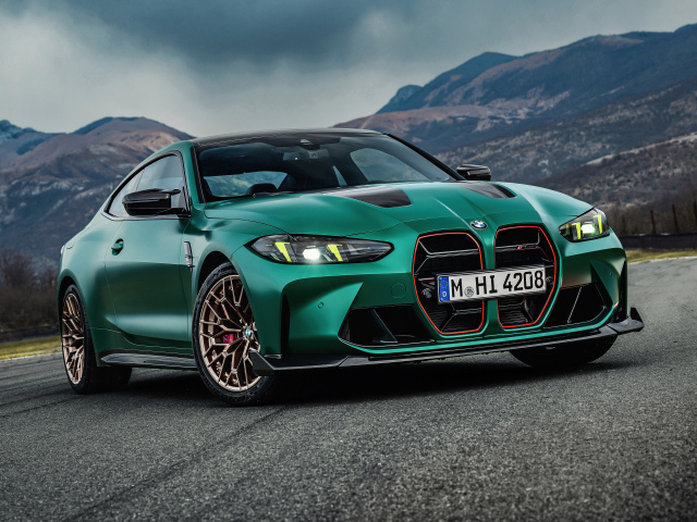 Зеленый автомобиль  BMW M4 CS 2024  года в горах