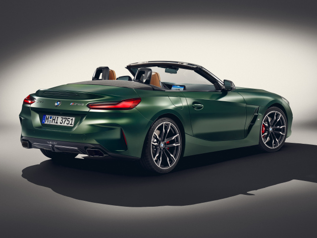 Зеленый автомобиль BMW Z4 M40i MT Pure Impulse Edition 2024 года вид сзади