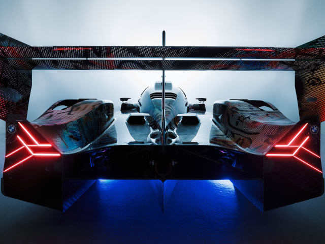 Вид сзади на автомобиль BMW Art Car By Julie Mehretu