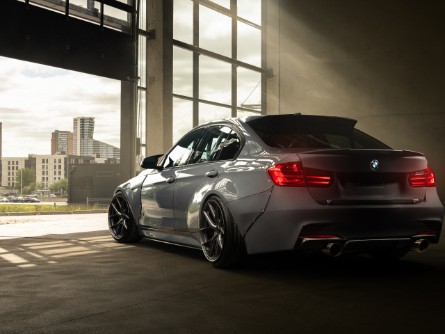 Вид сзади на автомобиль BMW F30 Widebody