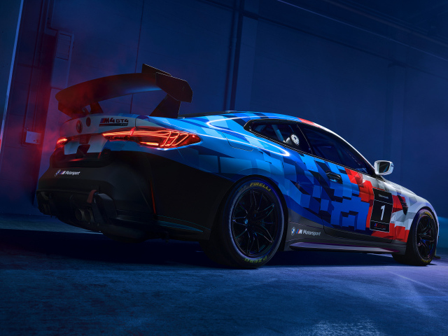 Вид сзади на автомобиль BMW M4 GT4 EVO