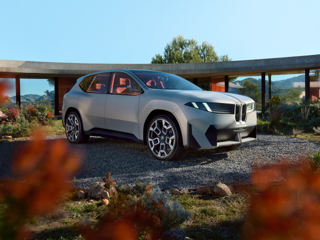 Серебристый автомобиль BMW Vision Neue Klasse X 2024 года