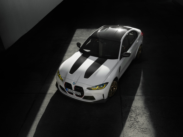 Вид сверху на белый автомобиль BMW M3 CS