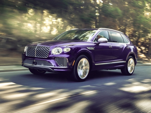 Автомобиль Bentley Bentayga EWB Mulliner 2024 года на дороге