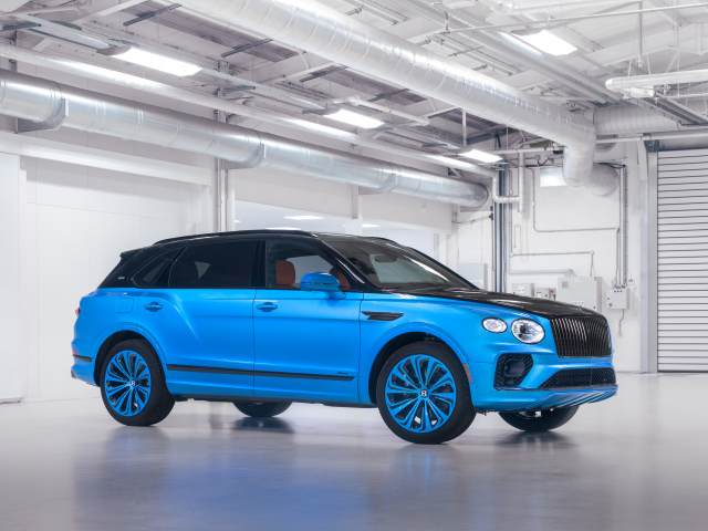 Голубой автомобиль Bentley Bentayga EWB Azure By Mulliner 2024 года