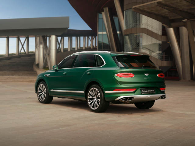 Вид сзади на автомобиль  Mulliner Bentley Bentayga EWB Azure