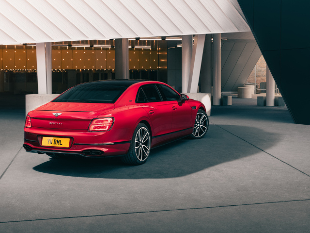 Вид сзади на красный автомобиль Bentley Flying Spur V8 Edition 2024 года