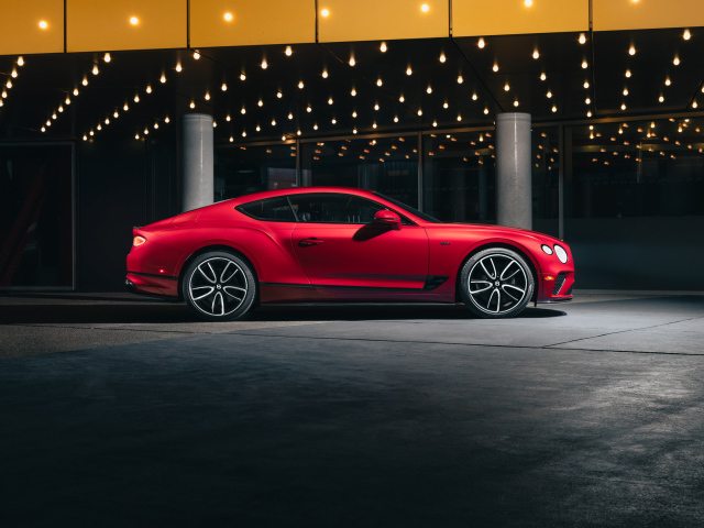 Вид сбоку на красный автомобиль Bentley Continental GT V8 Edition 2024 года