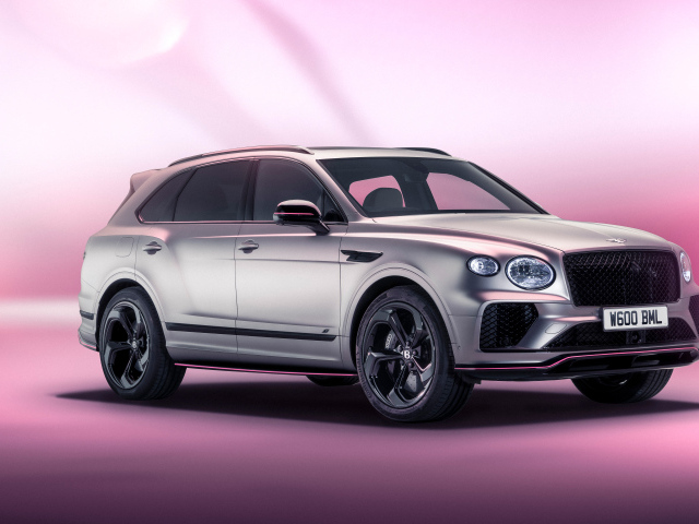 Серебристый автомобиль Bentley Bentayga V8 S Curated By Mulliner 2024 года на розовом фоне