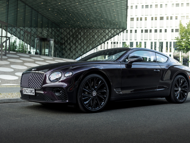 Стильный черный автомобиль Bentley Continental GT Mulliner
