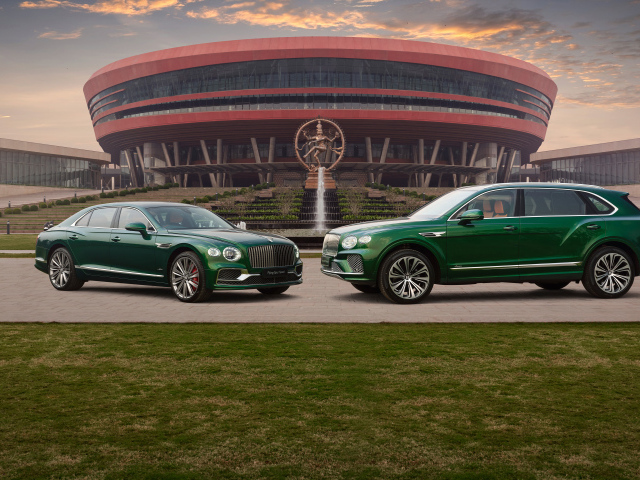 Два зеленых автомобиля Bentley  у здания