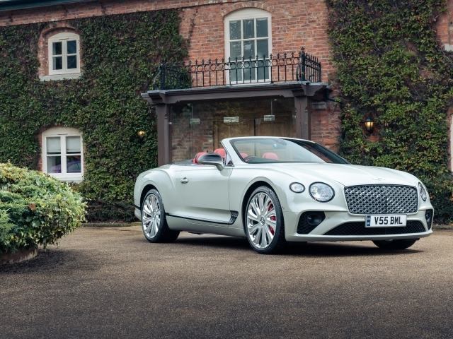Белый кабриолет Bentley Continental GT Mulliner