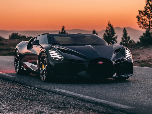 Черный автомобиль Bugatti Mistral