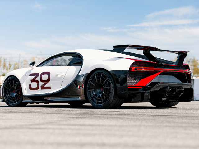 Гоночный автомобиль Bugatti Chiron Pur Sport Grand Prix вид сзади