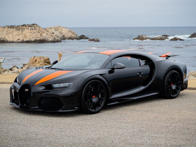 Автомобиль Bugatti Chiron Super Sport 300+ у моря
