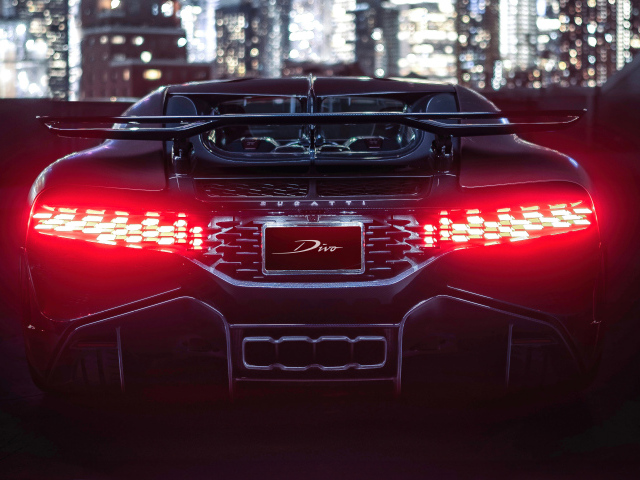 Включенные фары автомобиля  Bugatti Divo