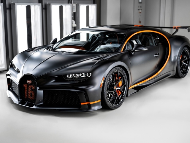 Быстрый автомобиль Bugatti Chiron Pur Sport