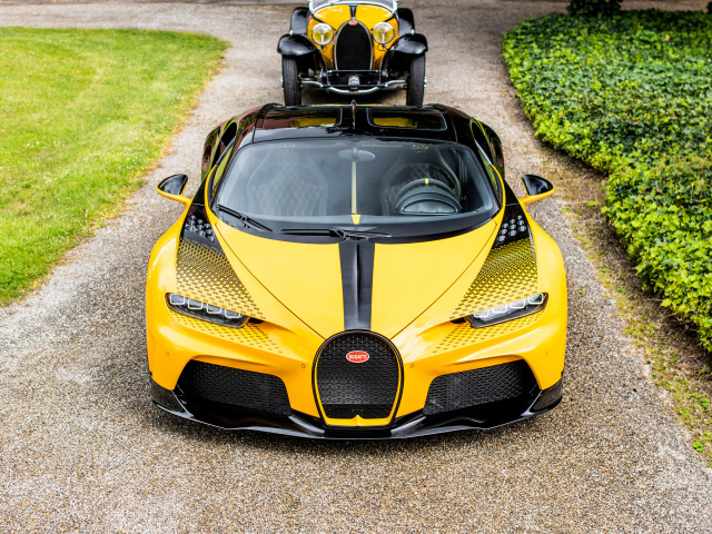 Вид спереди на спорткар Bugatti Type 55 Roadster Bugatti Chiron Super Sport 55 One Of One