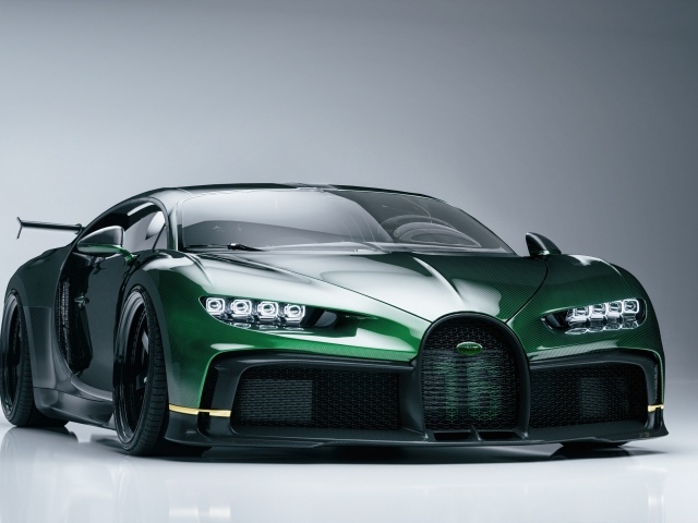Зеленый автомобиль Bugatti Chiron на сером фоне