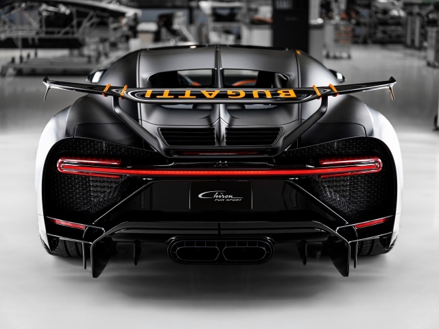 Вид сзади на черный спортивный автомобиль Bugatti Chiron Pur Sport