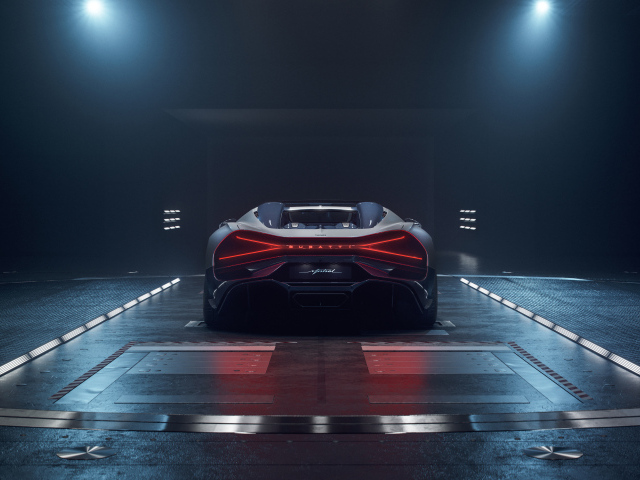 Вид сзади на автомобиль Bugatti Mistral